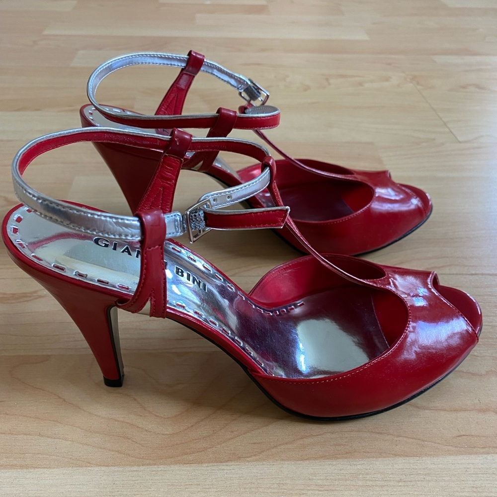 Gianni Bini red leather peep toe heels NWOT